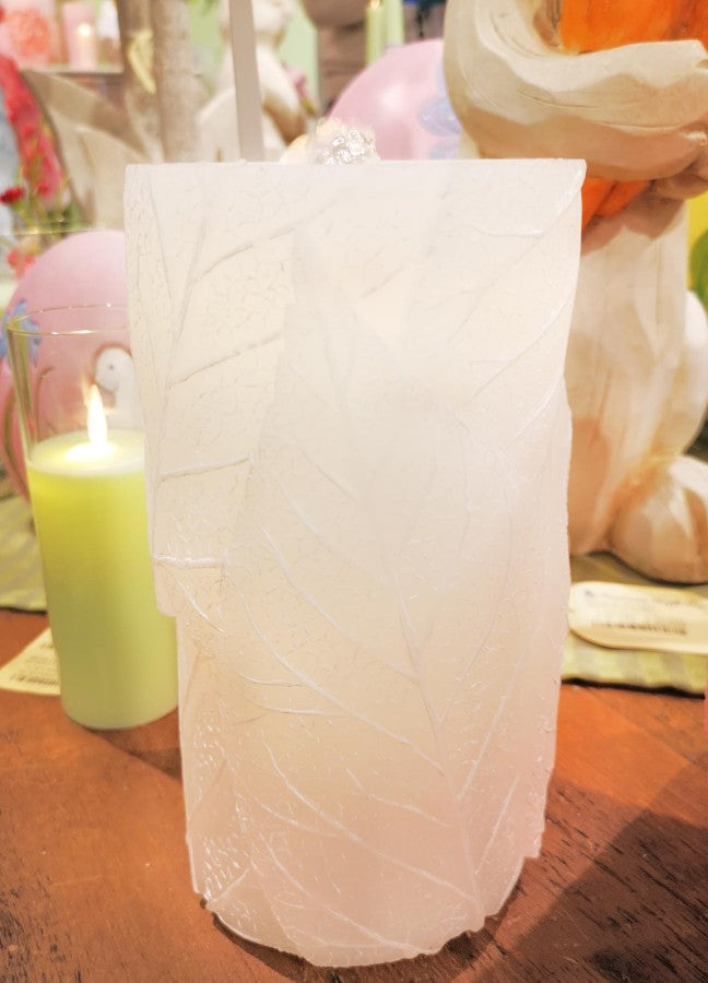 White Leaves Fountain Candle